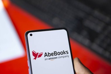 Dhaka, Bangladeş - 08 Ekim 2024: AbeBooks logosu akıllı telefonda gösteriliyor.