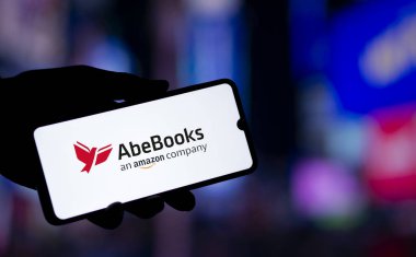 Dhaka, Bangladeş - 08 Ekim 2024: AbeBooks logosu akıllı telefonda gösteriliyor.