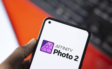 Dhaka, Bangladeş - 10 Ekim 2024: Affinity Fotoğraf 2 logosu akıllı telefonda gösteriliyor.