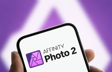 Dhaka, Bangladeş - 10 Ekim 2024: Affinity Fotoğraf 2 logosu akıllı telefonda gösteriliyor.