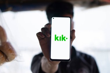 Dhaka, Bangladeş - 12 Ekim 2024: Kik logosu akıllı telefonda gösteriliyor. Kik Messenger anlık mesajlaşma uygulaması.