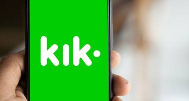 Dhaka, Bangladeş - 12 Ekim 2024: Kik logosu akıllı telefonda gösteriliyor. Kik Messenger anlık mesajlaşma uygulaması.