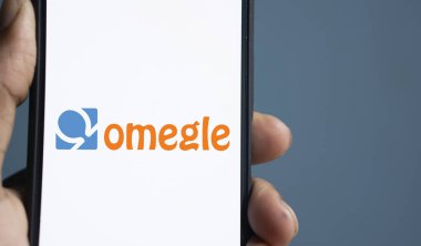 Dhaka, Bangladeş - 12 Ekim 2024: Omegle logosu akıllı telefonda sergilenmektedir. Omegle ücretsiz bir online sohbet platformudur.