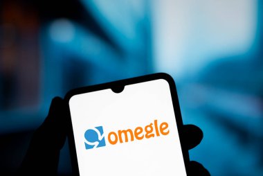 Dhaka, Bangladeş - 12 Ekim 2024: Omegle logosu akıllı telefonda sergilenmektedir. Omegle ücretsiz bir online sohbet platformudur.