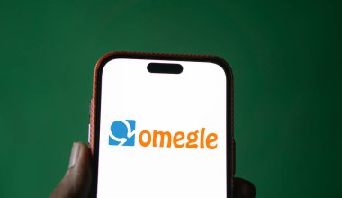 Dhaka, Bangladeş - 12 Ekim 2024: Omegle logosu akıllı telefonda sergilenmektedir. Omegle ücretsiz bir online sohbet platformudur.