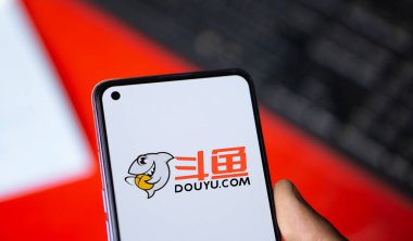 Dhaka, Bangladeş - 12 Ekim 2024: Douyu logosu akıllı telefonda sergilenmektedir. Douyu Çin 'de canlı yayın yapan bir video servisidir..