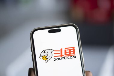 Dhaka, Bangladeş - 12 Ekim 2024: Douyu logosu akıllı telefonda sergilenmektedir. Douyu Çin 'de canlı yayın yapan bir video servisidir..