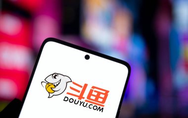 Dhaka, Bangladeş - 12 Ekim 2024: Douyu logosu akıllı telefonda sergilenmektedir. Douyu Çin 'de canlı yayın yapan bir video servisidir..