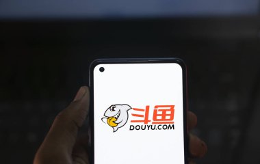 Dhaka, Bangladeş - 12 Ekim 2024: Douyu logosu akıllı telefonda sergilenmektedir. Douyu Çin 'de canlı yayın yapan bir video servisidir..