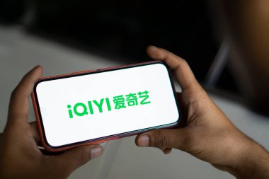 Dhaka, Bangladeş - 13 Ekim 2024: iQIYI logosu akıllı telefonda gösteriliyor.