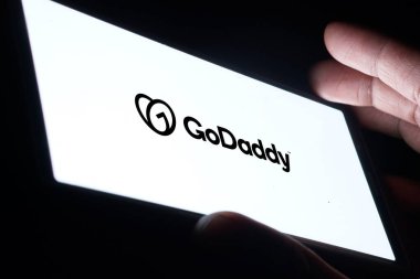 Dhaka, Bangladeş - 13 Ekim 2024: GoDaddy logosu akıllı telefonda sergileniyor.