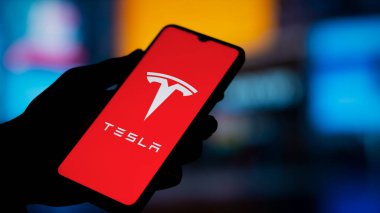 Dhaka, Bangladeş - 13 Ekim 2024: Tesla logosu akıllı telefonda gösteriliyor.