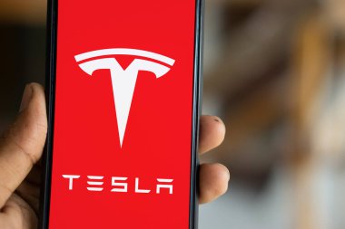 Dhaka, Bangladeş - 13 Ekim 2024: Tesla logosu akıllı telefonda gösteriliyor.