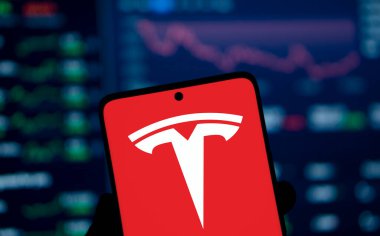 Dhaka, Bangladeş - 13 Ekim 2024: Tesla logosu akıllı telefonda gösteriliyor.