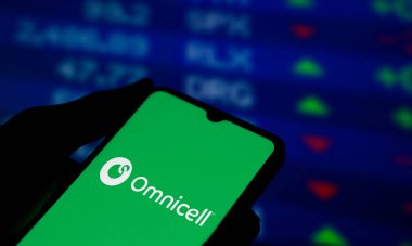 Dhaka, Bangladeş - 15 Ekim 2024: Omnicell logosu akıllı telefonda sergilenmektedir. Omnicell Inc, ABD 'li çok uluslu bir sağlık teknolojisi şirketidir.