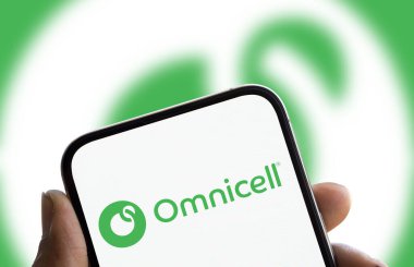 Dhaka, Bangladeş - 15 Ekim 2024: Omnicell logosu akıllı telefonda sergilenmektedir. Omnicell Inc, ABD 'li çok uluslu bir sağlık teknolojisi şirketidir.