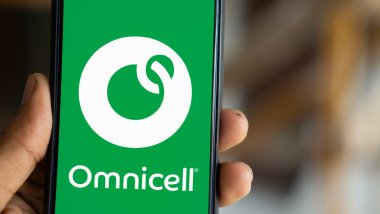 Dhaka, Bangladeş - 15 Ekim 2024: Omnicell logosu akıllı telefonda sergilenmektedir. Omnicell Inc, ABD 'li çok uluslu bir sağlık teknolojisi şirketidir.