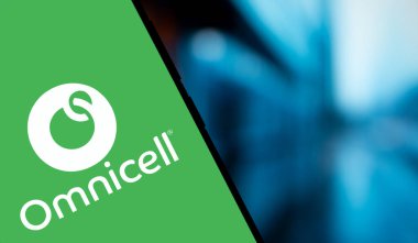 Dhaka, Bangladeş - 15 Ekim 2024: Omnicell logosu akıllı telefonda sergilenmektedir. Omnicell Inc, ABD 'li çok uluslu bir sağlık teknolojisi şirketidir.