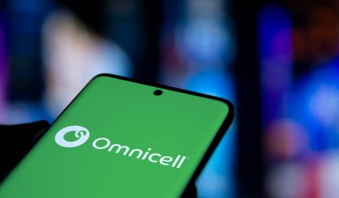 Dhaka, Bangladeş - 15 Ekim 2024: Omnicell logosu akıllı telefonda sergilenmektedir. Omnicell Inc, ABD 'li çok uluslu bir sağlık teknolojisi şirketidir.