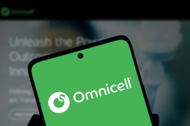 Dhaka, Bangladeş - 15 Ekim 2024: Omnicell logosu akıllı telefonda sergilenmektedir. Omnicell Inc, ABD 'li çok uluslu bir sağlık teknolojisi şirketidir.