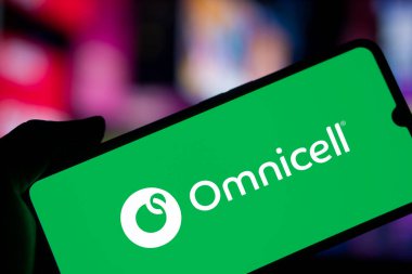 Dhaka, Bangladeş - 15 Ekim 2024: Omnicell logosu akıllı telefonda sergilenmektedir. Omnicell Inc, ABD 'li çok uluslu bir sağlık teknolojisi şirketidir.
