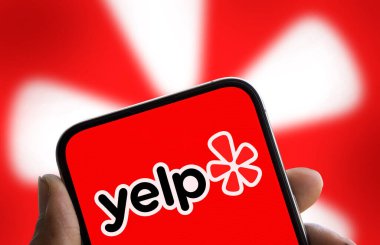Dhaka, Bangladeş - 15 Ekim 2024: Yelp logosu akıllı telefonda gösteriliyor.