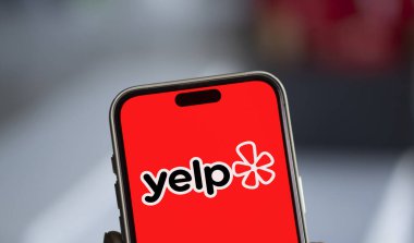 Dhaka, Bangladeş - 15 Ekim 2024: Yelp logosu akıllı telefonda gösteriliyor.