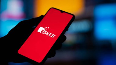 Dhaka, Bangladeş - 19 Ekim 2024: Esker logosu akıllı telefonda sergileniyor.