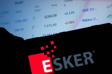 Dhaka, Bangladeş - 19 Ekim 2024: Esker logosu akıllı telefonda sergileniyor.