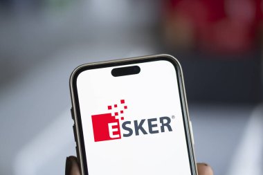 Dhaka, Bangladeş - 19 Ekim 2024: Esker logosu akıllı telefonda sergileniyor.