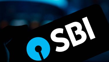 Dhaka, Bangladeş - 22 Ekim 2024: SBI (Hindistan Devlet Bankası) logosu akıllı telefonda sergilenmektedir.