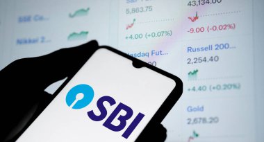 Dhaka, Bangladeş - 22 Ekim 2024: SBI (Hindistan Devlet Bankası) logosu akıllı telefonda sergilenmektedir.