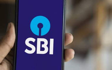 Dhaka, Bangladeş - 22 Ekim 2024: SBI (Hindistan Devlet Bankası) logosu akıllı telefonda sergilenmektedir.
