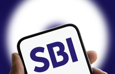 Dhaka, Bangladeş - 22 Ekim 2024: SBI (Hindistan Devlet Bankası) logosu akıllı telefonda sergilenmektedir.