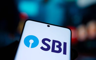 Dhaka, Bangladeş - 22 Ekim 2024: SBI (Hindistan Devlet Bankası) logosu akıllı telefonda sergilenmektedir.