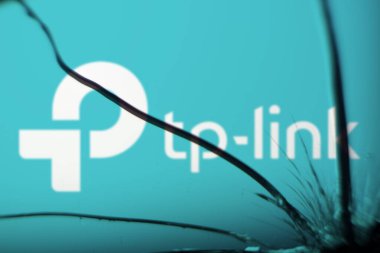 Dhaka, Bangladeş - 22 Ekim 2024: TP-Link logosu kırık camda görünür.