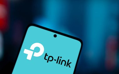 Dhaka, Bangladeş - 22 Ekim 2024: TP-Link logosu akıllı telefonda gösteriliyor.
