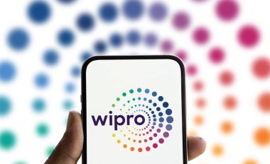 Dhaka, Bangladeş - 23 Ekim 2924: Wipro logosu akıllı telefonda gösteriliyor.