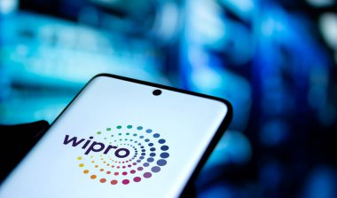 Dhaka, Bangladeş - 23 Ekim 2924: Wipro logosu akıllı telefonda gösteriliyor.