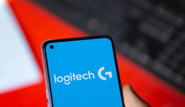 Dhaka, Bangladeş - 23 Ekim 2024: Logitech logosu akıllı telefonda gösteriliyor.