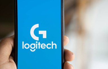 Dhaka, Bangladeş - 23 Ekim 2024: Logitech logosu akıllı telefonda gösteriliyor.