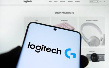 Dhaka, Bangladeş - 23 Ekim 2024: Logitech logosu akıllı telefonda gösteriliyor.