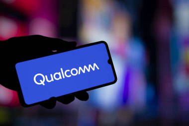 Dhaka, Bangladeş - 23 Ekim 2024: Qualcomm logosu akıllı telefonda gösteriliyor.