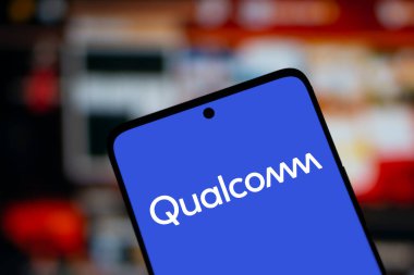 Dhaka, Bangladeş - 23 Ekim 2024: Qualcomm logosu akıllı telefonda gösteriliyor.