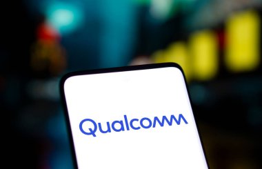 Dhaka, Bangladeş - 23 Ekim 2024: Qualcomm logosu akıllı telefonda gösteriliyor.