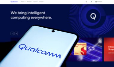 Dhaka, Bangladeş - 23 Ekim 2024: Qualcomm logosu akıllı telefonda gösteriliyor.