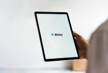Dhaka, bangladeş - 23 Ekim 2024: Bixby logosu Samsung tabletinde sergilenmektedir.