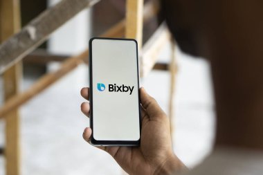 Dhaka, Bangladeş - 23 Ekim 2024: Bixby logosu akıllı telefonda gösteriliyor.