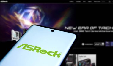 Dhaka, Bangladeş - 23 Ekim 2024: Asrock logosu akıllı telefonda sergileniyor.