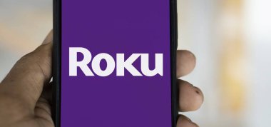 Dhaka, Bangladeş - 24 Ekim 2024: Roku logosu akıllı telefonda sergileniyor.